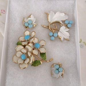 2 vintage pins with matching earrings
